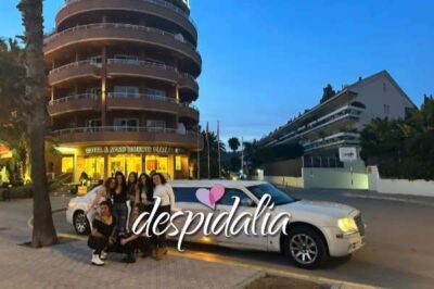 Noleggia una limousine bianca Chrysler 300C a Barcellona