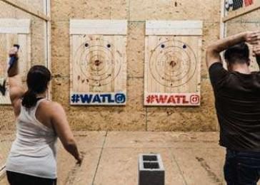 Lancio dell'ascia a Barcellona per addio al celibato e nubilato