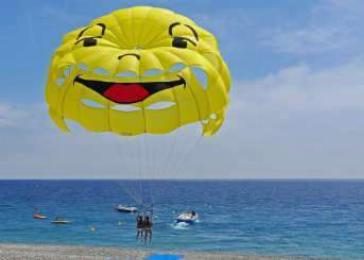 Parasailing a Sitges per gruppi, addio al celibato e al nubilato
