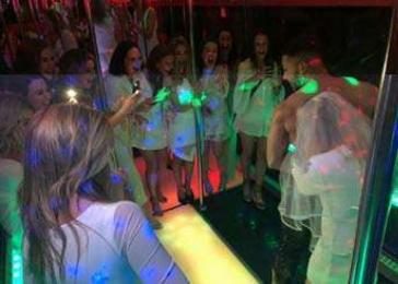 Spettacolo di striptease in limousine