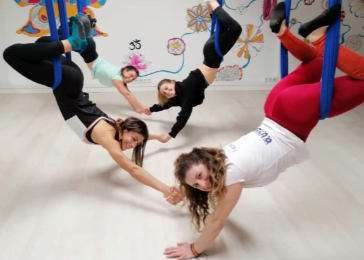 Lezioni di antigravity yoga a Barcellona per addio al nubilato