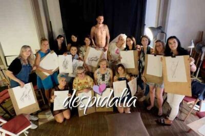 Disegna un modello maschile nudo a Barcellona per un addio al nubilato